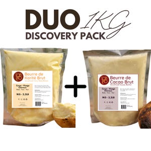 Op de afbeelding: Een "DUO DISCOVERY PACK" met twee zakken ruwe boters. Eén zak bevat ongeraffineerde ivoorkleurige sheaboter en de andere ongeraffineerde cacaoboter. Elke zak is gelabeld met "1KG - 2,2LB". De tekst "DUO 1KG DISCOVERY PACK" staat bovenaan.