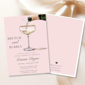 Pode incluir: Convite rosa para um chá de panela com uma taça de champanhe e uma garrafa despejando champanhe. O convite diz "Brunch e Bubbly" e inclui o nome da noiva, a data, a hora e o local. O convite também inclui o texto "Registrado em Pottery Barn & Crate & Barrel".