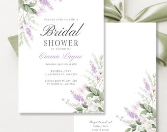 Può includere: Un invito a una bridal shower floreale bianco e viola con il testo "Si prega di unirsi a noi per una bridal shower in onore di Emma Layne. Sabato 5 aprile alle 14:00. Floral Cafe, 123 Bubbles St., Any City. Si prega di confermare la propria presenza entro il 15 maggio a Maddi al 123-456-7890. Registrato presso Pottery Barn, Crate & Barrel."