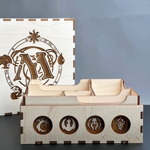 Può includere: Una scatola di legno con un logo di Magic: The Gathering sul coperchio. La scatola ha un inserto rimovibile con scomparti per organizzare le carte.