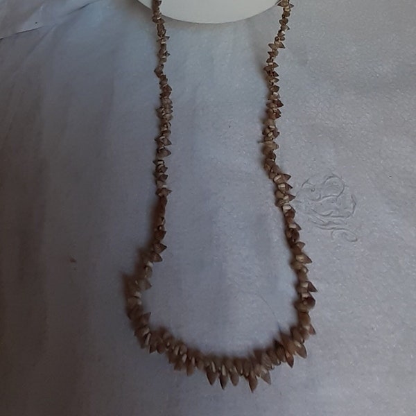 Bonito collar de pequeñas conchas vintage - arte popular - hecho a mano - joyería étnica - 1960/70