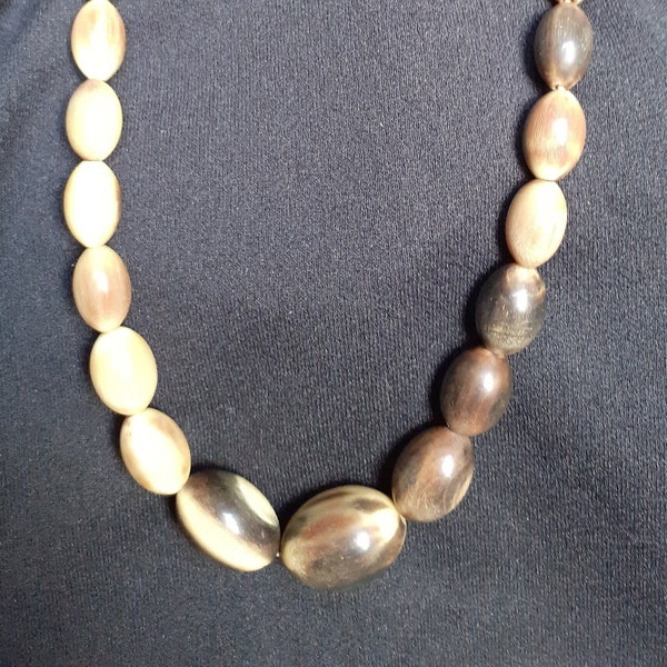 Collier ancien en corne, chute de perles ovales