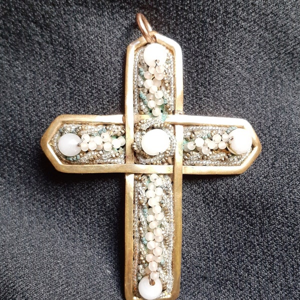 Pendentif croix en perles de verre tissées sur laiton