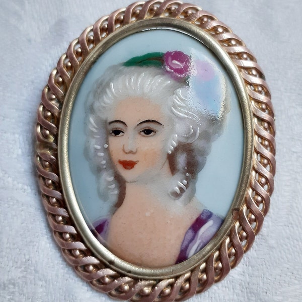 Broche ancienne en porcelaine de Limoges France portrait