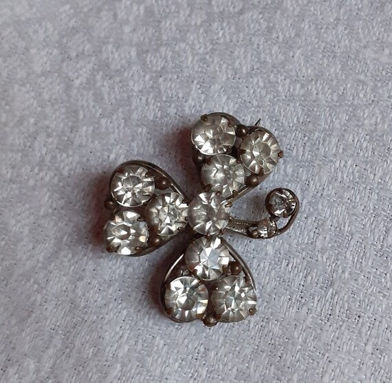 Broche vintage strass ancienne en métal argenté