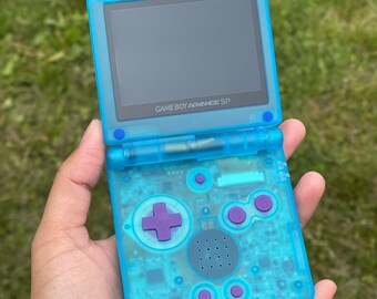 カスタム仕様のゲームボーイアドバンスSP、クリアブルー、IPSバック