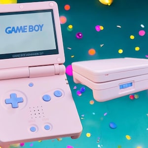 Retro Gaming Revivido: Consola portátil Gameboy AdvanceSP personalizada y modificada en color rosa cerezo con pantalla IPSV2, control de brillo y USB C
