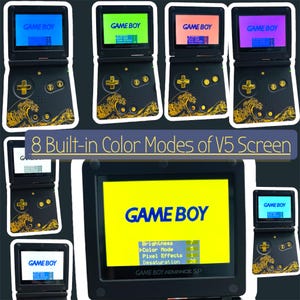 Pode incluir: Consolas Game Boy Advance SP pretas com um design de ondas douradas. O ecr&atilde; exibe as palavras "GAME BOY" em v&aacute;rias cores, mostrando os 8 modos de cores integrados do dispositivo. O texto "8 Built-in Color Modes of V5 Screen" tamb&eacute;m &eacute; vis&iacute;vel.