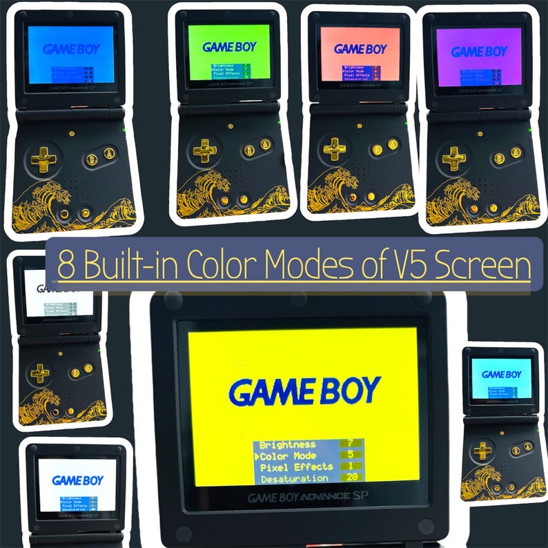 Pode incluir: Consolas Game Boy Advance SP pretas com um design de ondas douradas. O ecr&atilde; exibe as palavras "GAME BOY" em v&aacute;rias cores, mostrando os 8 modos de cores integrados do dispositivo. O texto "8 Built-in Color Modes of V5 Screen" tamb&eacute;m &eacute; vis&iacute;vel.