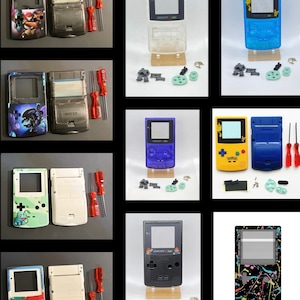 Puede incluir: Diez carcasas diferentes para Game Boy Color con varios diseños, incluyendo una carcasa transparente, una carcasa negra con un diseño de Pokemon, una carcasa azul con un diseño de Pikachu y una carcasa amarilla con un diseño de Pokemon. Cada carcasa viene con un juego de botones de repuesto, tornillos y destornilladores.