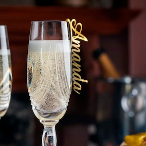 Gouden naamplaatskaart | Wijnbedels | Gepersonaliseerde plaatsnaam bruiloft | Naam couvert | Lasergesneden namen | Kaart trouwkaart
