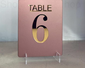 Goldfarbene Hochzeits-Tischnummern aus Acryl: Elegantes Tischdekor.