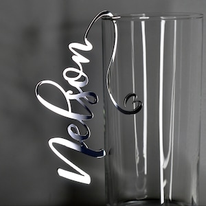 Encanto de vino acrílico de espejo plateado / Tarjetas de lugar de boda / Tarjetas de lugar personalizadas con nombres / Nombre de corte láser de acrílico de espejo / Encanto de nombre