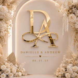 Letrero personalizado de acrílico dorado espejo con monograma de boda, nombres y fecha.
