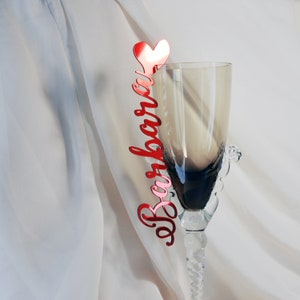 Cartões de lugar acrílicos de espelho vermelho | Configuração de local de nome | Cartões de espelho para casamento | Cartões de nome personalizados em forma de coração | Nomes de lugares