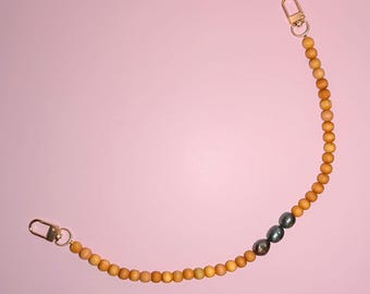 Tahitian pearl/sandalwood purse lei
