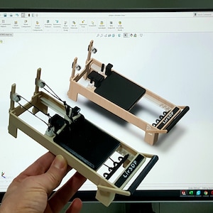 Reformer per Pilates in miniatura, modello personalizzato stampato in 3D, regalo per Pilates, regalo per fitness, arte per Pilates, progetto in miniatura, accessori per la fotografia.