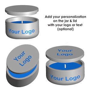 Pode incluir: Um pote de vela prateado com uma vela azul dentro. O pote tem o texto "Your Logo" na tampa e no lado. A tampa está aberta e a vela está acesa.