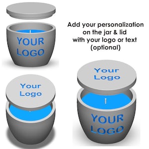 Pode incluir: Dois frascos de cerâmica cinza para velas com cera azul e tampas. As tampas e os frascos têm o texto "Your Logo" em azul.