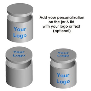 Pode incluir: Três frascos cilíndricos prateados com tampas. As tampas e os frascos podem ser personalizados com um logotipo ou texto. O texto nos frascos diz "Seu logotipo".