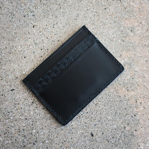 Cartera portatarjetas Seigaiha de cuero negro de perfil bajo con 5 bolsillos