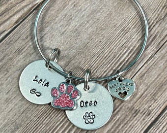 Pulsera personalizada con el nombre de tu mascota: Brazalete con dije grabado a mano