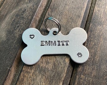 Placa de identificación para mascotas estampada a mano: Placa personalizada con forma de hueso para perros y gatos.
