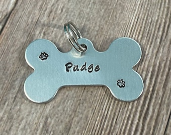 Placa de identificación para mascotas estampada a mano: Placa personalizada con el nombre de su perro o gato.