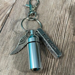 Porte-clés commémoratif pour animal de compagnie estampé à la main : urne, breloque aile d&#39;ange, étiquette 4D