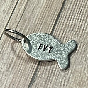 CAT TAG, Fischförmige Katzenmarke, Benutzerdefinierte Haustier-ID-Namensmarke, personalisierte Haustiermarke für kleine Haustiere, Haustiermarke