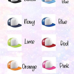 Op de afbeelding: Een verzameling truckerpetten in verschillende kleuren, waaronder zwart, hemelsblauw, marineblauw, blauw, limoen, rood, oranje en roze. Elke pet heeft een wit voorpaneel, een gekleurde klep en een mesh achterkant. De kleuren zijn gelabeld.