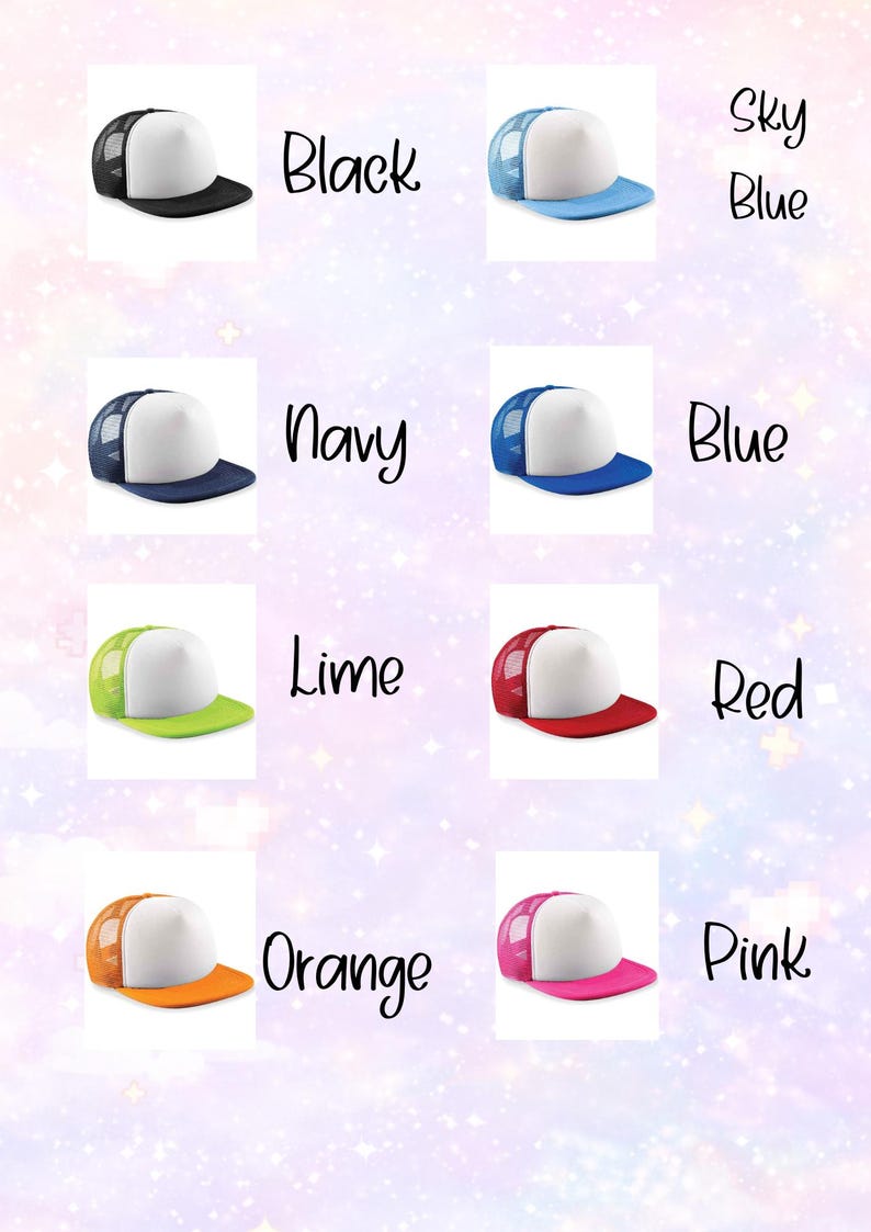 Op de afbeelding: Een verzameling truckerpetten in verschillende kleuren, waaronder zwart, hemelsblauw, marineblauw, blauw, limoen, rood, oranje en roze. Elke pet heeft een wit voorpaneel, een gekleurde klep en een mesh achterkant. De kleuren zijn gelabeld.