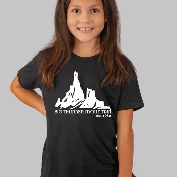 Big thunder mountain est 1980 Disney ride kid t-shirt T-shirt Disney, Moda disney, Vestiti disney e Top disney