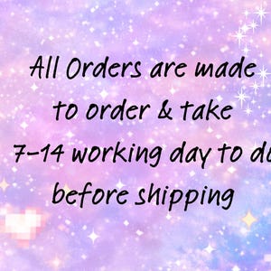 Op de afbeelding: Een digitale afbeelding met een dromerige, pastelkleurige achtergrond van paars, blauw en roze, besprenkeld met sterren en glitters. De tekst "All Orders are made to order & take 7-14 working day to do before shipping" is in zwart cursief geschreven.