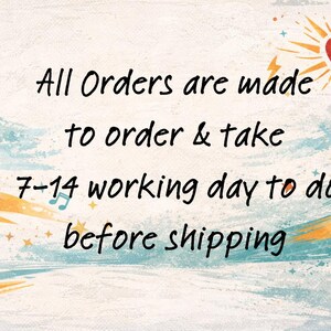 Puede incluir: Fondo claro con dise&ntilde;o de acuarela y texto. El texto dice: "Todos los pedidos se hacen por encargo y tardan de 7 a 14 d&iacute;as laborables en enviarse". Un sol con un coraz&oacute;n est&aacute; en la esquina superior derecha.