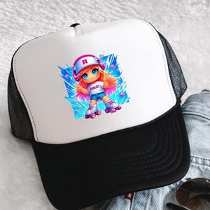 Op de afbeelding: Zwarte en witte truckerpet met een wit voorpaneel. Het paneel toont een cartoonmeisje op rolschaatsen. Het meisje heeft oranje haar en draagt een shirt met het woord "ROBLOX". De pet heeft een zwarte klep en een mesh achterkant.