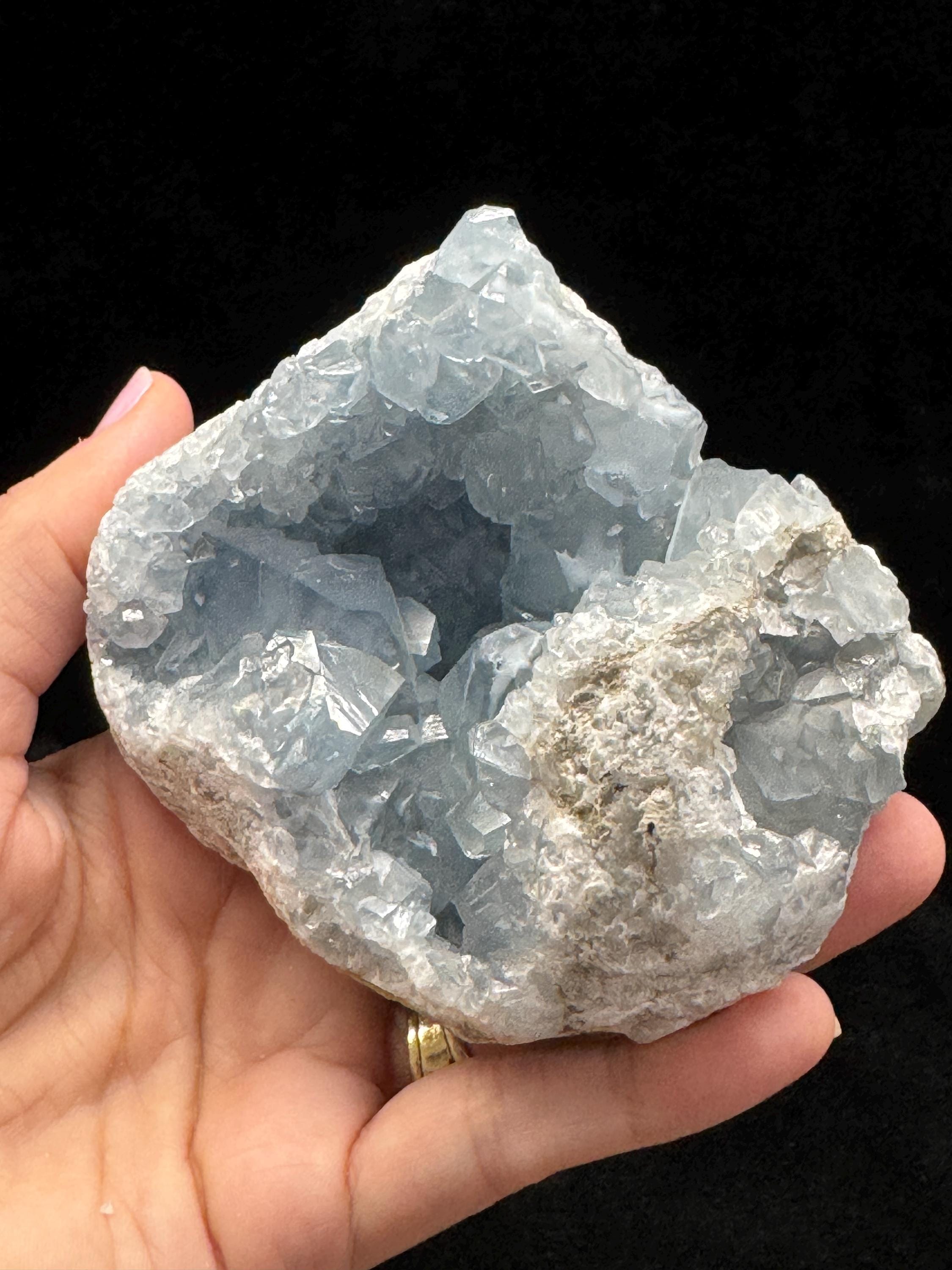 セレスタイトクラスター　ジオード セレスタイト天然ブルークリスタルジオードクラスター 1.2ポンド