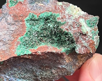 ブロシャンタイト鉱物標本：米国カリフォルニア州産マトリックス