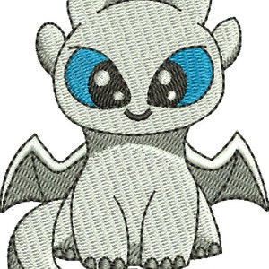 Peut inclure: Image brodée d'un dragon blanc avec de grands yeux bleus et de petites ailes. Le dragon a une expression amicale et est assis. L'image est détaillée avec des points texturés, ce qui lui donne un aspect doux. Le design du dragon rappelle un personnage de dessin animé.