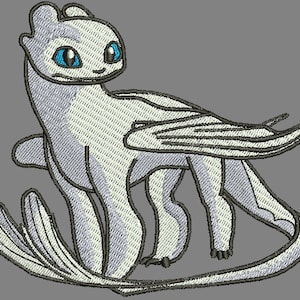 Puede incluir: Un dragón blanco con ojos azules y una cola larga. El dragón está de pie sobre sus cuatro patas con las alas extendidas.