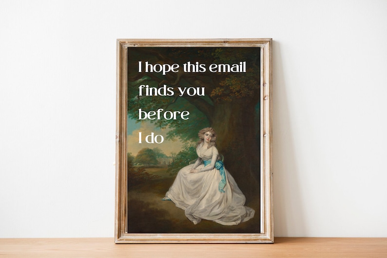 Puede incluir: Una impresi&oacute;n enmarcada con una pintura de una mujer con un vestido blanco sentada en un bosque. El texto "Espero que este correo electr&oacute;nico te encuentre antes de que yo lo haga" est&aacute; impreso en blanco sobre un fondo oscuro.