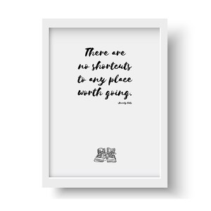 Op de afbeelding: Zwart-witte printbare quote met de tekst "Er zijn geen shortcuts naar een plek die de moeite waard is om te bezoeken." - Beverly Sills. De quote is ingelijst met een wit frame en er is een paar zwart-witte schoenen getekend onderaan de quote.