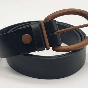 Banff Care 406: Cinto de couro biodegradável preto com fivela de madeira de nogueira, cinto de designer unissex
