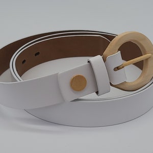 Triglav Joy 300: Cinturón de cuero blanco con hebilla de madera de arce, cinturón informal unisex para negocios.