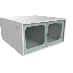 K&ouml;nnte beinhalten: Wei&szlig;er Metallschrank mit zwei Glast&uuml;ren und einem kleinen schwarzen Griff. Der Schrank hat L&uuml;ftungsl&ouml;cher an der Seite.