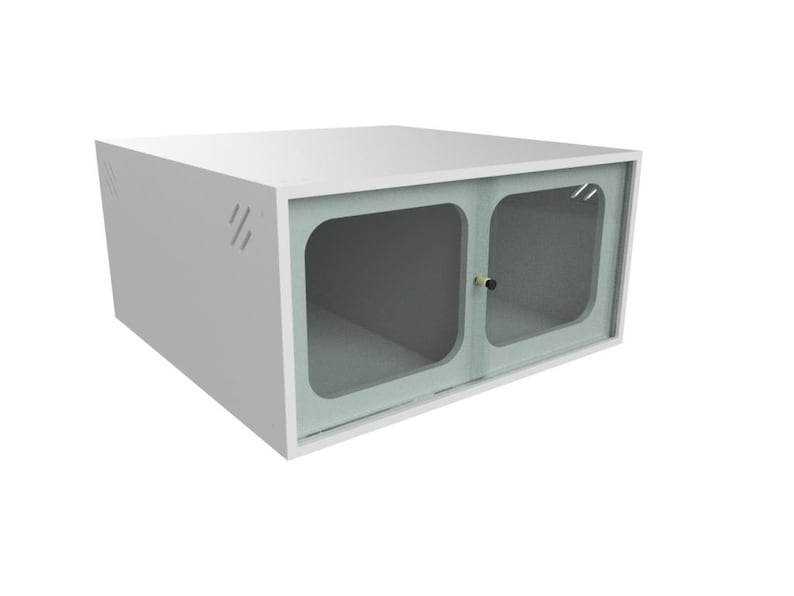 K&ouml;nnte beinhalten: Wei&szlig;er Metallschrank mit zwei Glast&uuml;ren und einem kleinen schwarzen Griff. Der Schrank hat L&uuml;ftungsl&ouml;cher an der Seite.