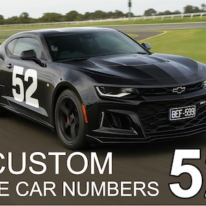 Puede incluir: Un coche deportivo negro con el número "52" en blanco en el lateral. El coche tiene una franja de carreras y el texto "CUSTOM RACE CAR NUMBERS" se muestra debajo. El coche está en un circuito.