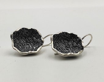 Pendientes colgantes de plata cóncava orgánica, pendientes colgantes de plata maciza 925, pendientes de plata oxidada texturizada, pendientes redondos irregulares.