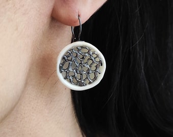 Pendientes colgantes de plata de porcelana, pendientes de porcelana mate cóncava blanca, pendientes de cerámica de declaración, joyería de porcelana, joyería moderna, P1.