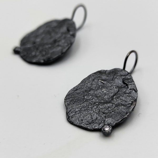 Pendientes colgantes de plata de ley texturizada Pendientes irregulares de plata 925 oxidada con circonitas Pendientes colgantes contemporáneos con forma desigual